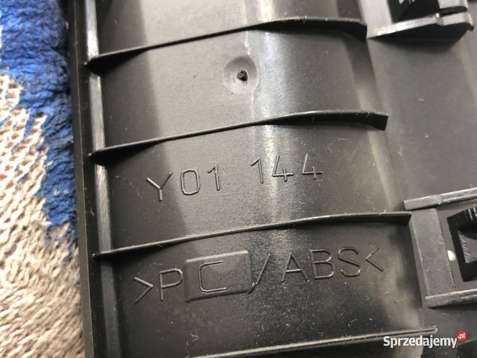 KRATKA NAWIEWU PRZÓD VOLVO V50 30739296 Kombi