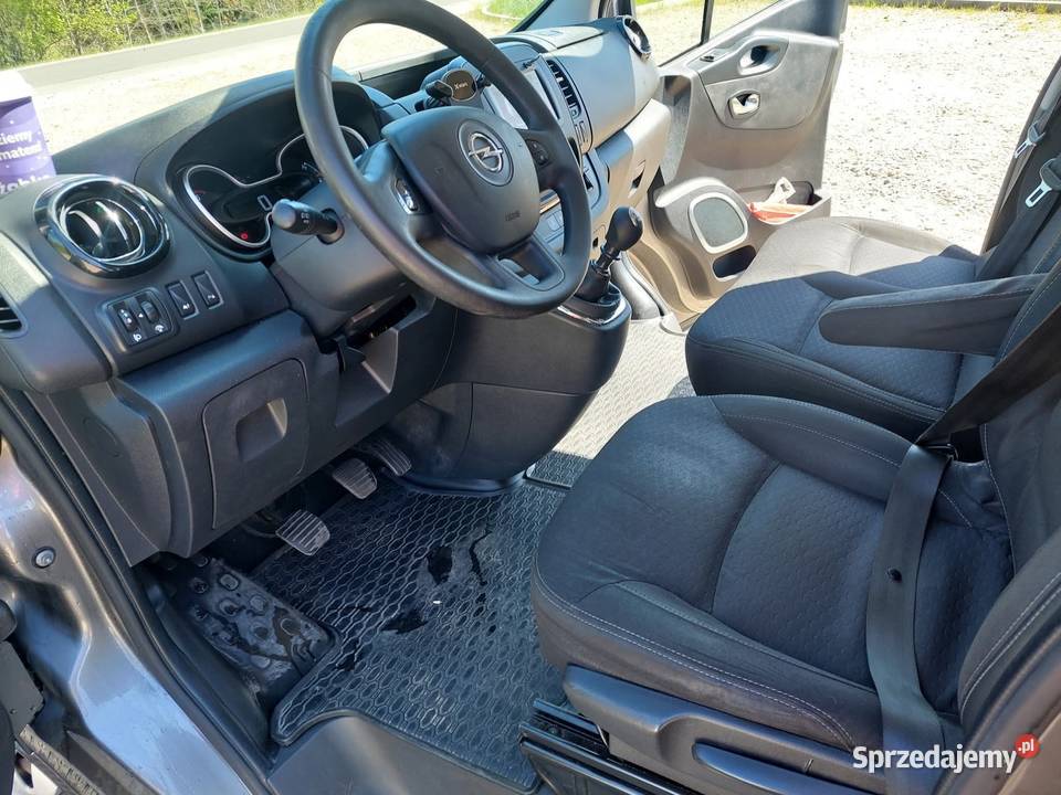 Bus 9 osób Vivaro 16 2019