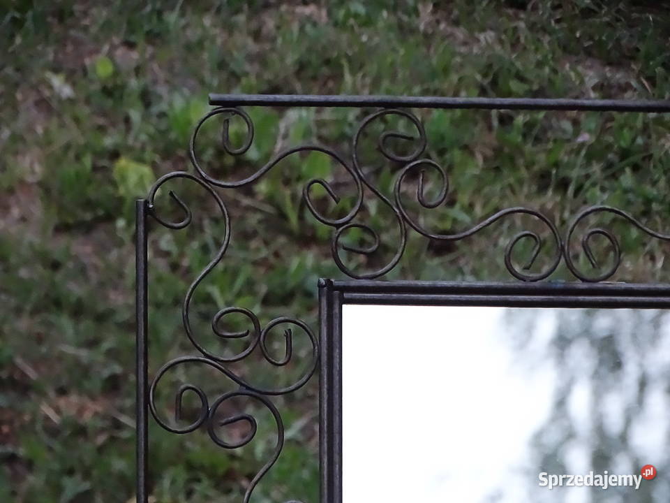 Stylowe lustro wiszące w metalowej ramie retro