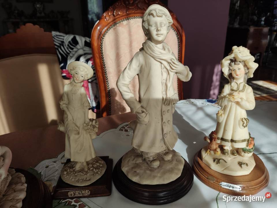 figurka figurki na drewnianej podstawie sprzedam