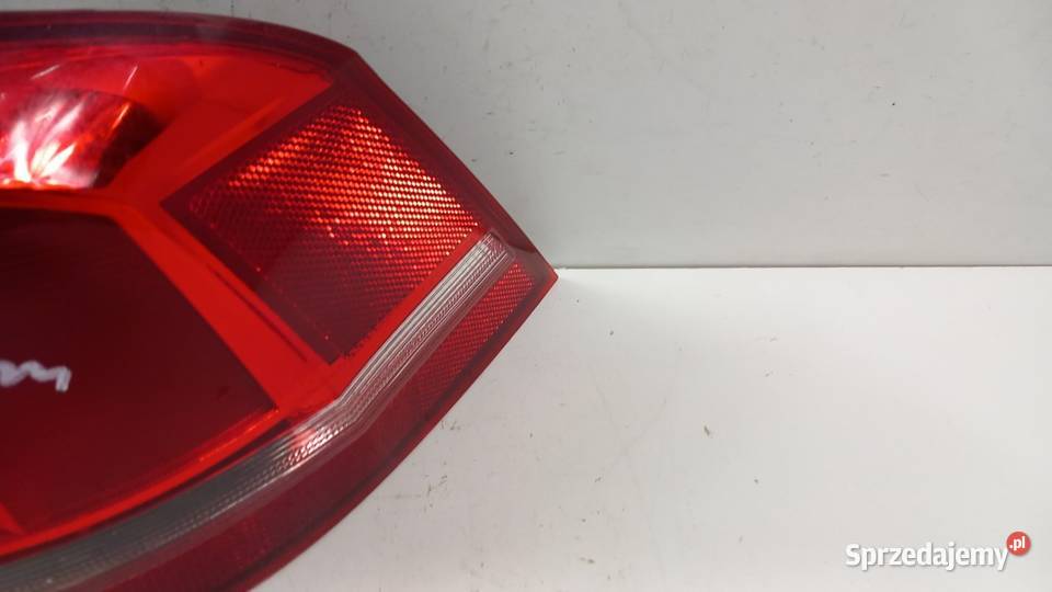 VW PASSAT B7 SEDAN LAMPA TYŁ PRAWA