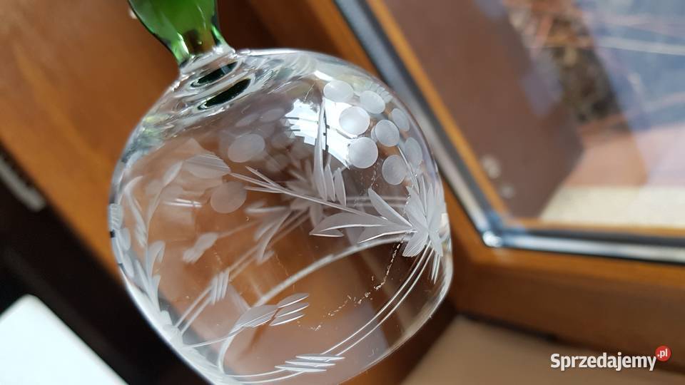 Stare szlifowane kieliszki z zieloną nóżką szkło