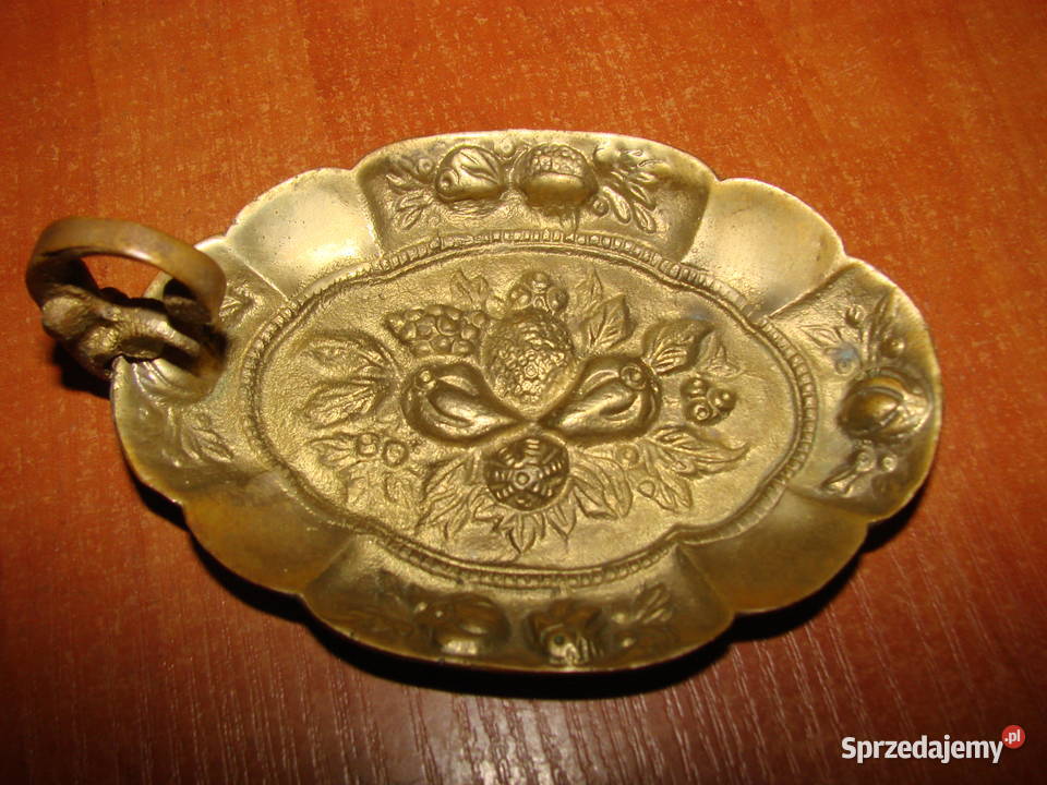 mała mosiężna popielniczka