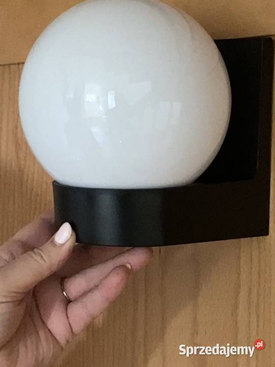 Kinkiety z kloszem kulistym