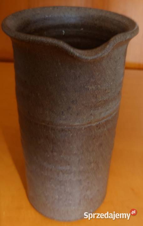 Ceramiczny brązowy dzbanek