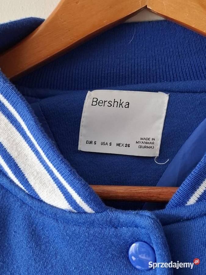Niebieska kurtka SM bejsbolówka Bershka college czarny