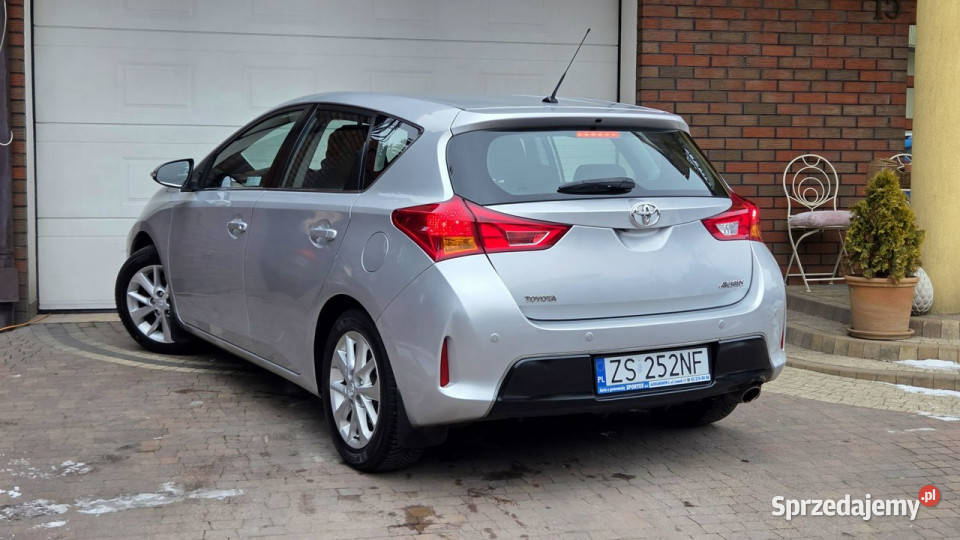 Toyota Auris 16 132 GAZ PREMIUM pakiety Salon 132KM sprzedam