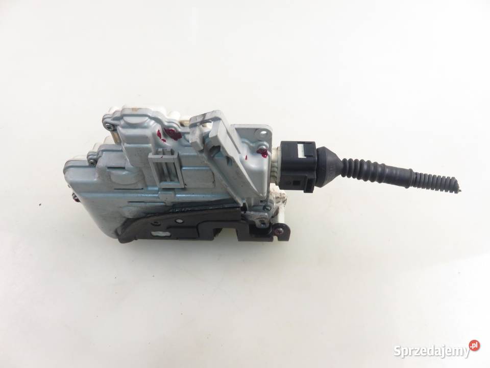 ZAMEK LEWY PRZEDNI AUDI A4 B8 8J1837015A