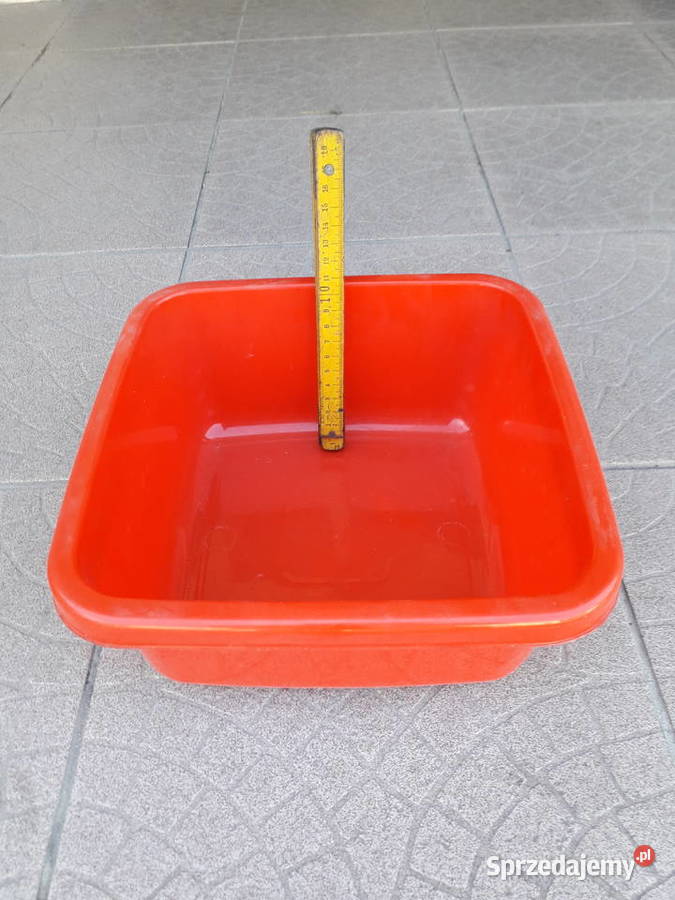 Kwadratowy pojemnik plastikowy czerwony z Kraków