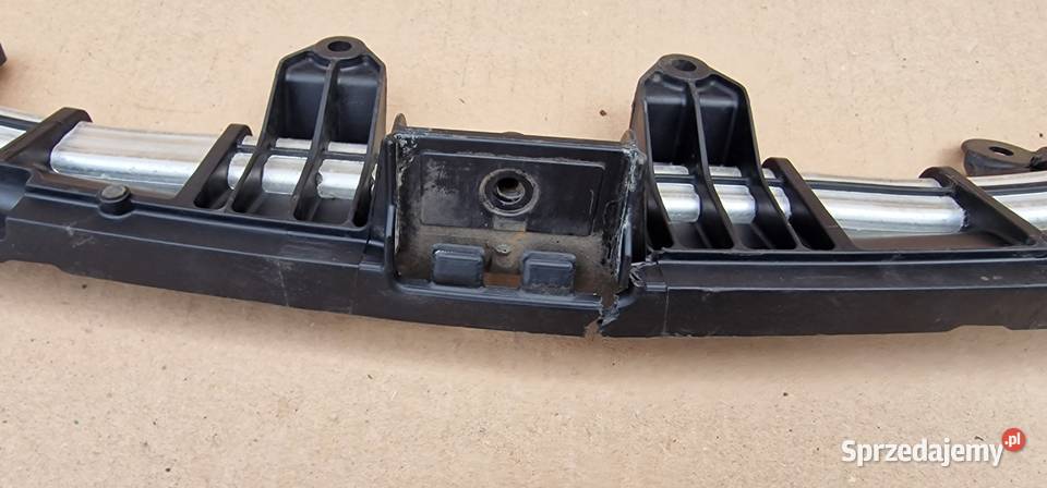 MERCEDES CKLASA W205 WZMOCNIENIE PAS PRZEDNI osobowe Bieleń sprzedam