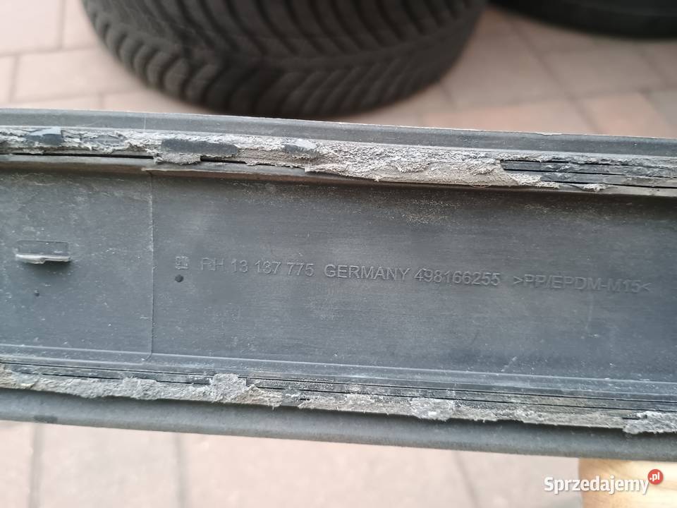 Opel Zafira B listwa drzwi prawy tył RH 13137775 sprzedam