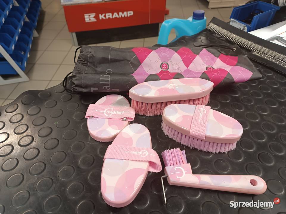 Worek z zestawem akcesoriów do czyszczenia konia