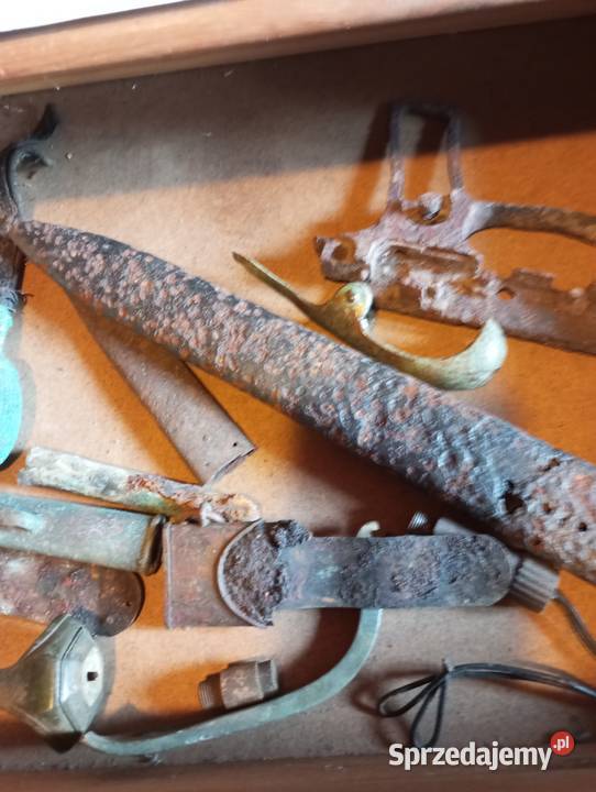 czapki wojskowe hełmy hełmofony artefakty Różanki