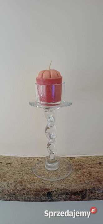 Świecznik szklany na nóżce ze świeczką 16 sprzedam