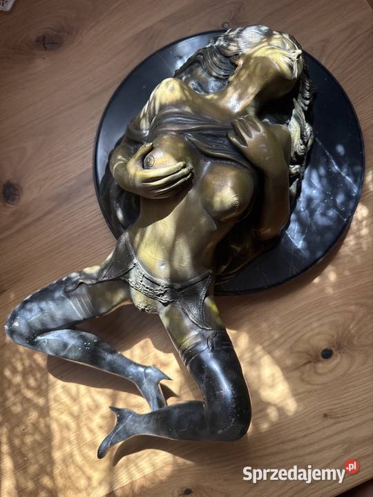 Akt kobiecy z brązu na granicie naga kobieta Bystrzyca Kłodzka