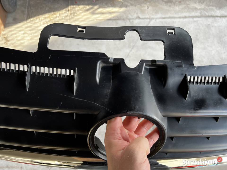 VW TOURAN 1T0 0306 GRILL ATRAPA CHŁODNICY osobowe śląskie Bielsko-Biała
