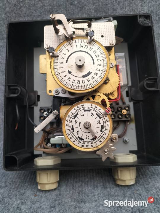 Zabytkowy elektromechaniczny zegar sterujący Leszno