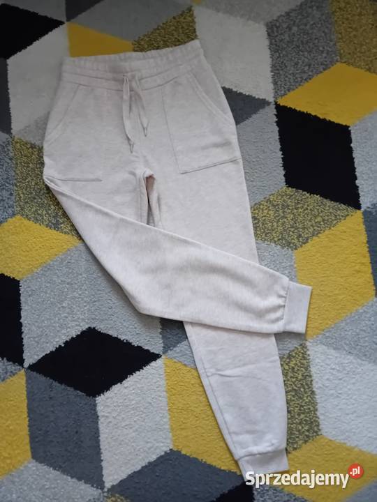 Beżowe dresy mazowieckie