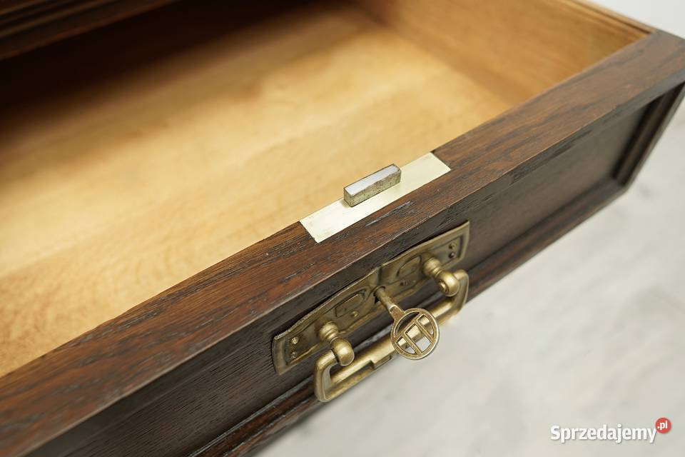 Secesyjny dębowy kredens z końca XIX w renowacji Jerka