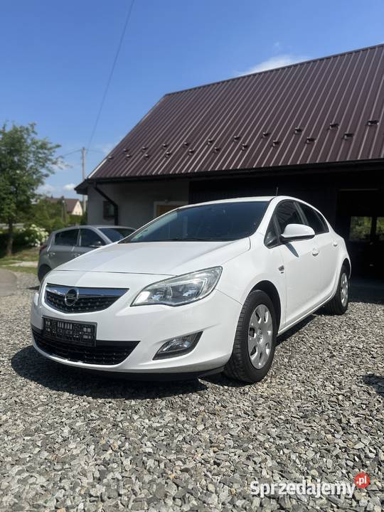 Opel Astra J 14 100 2010 Benzyna Bezwypadkowy podkarpackie