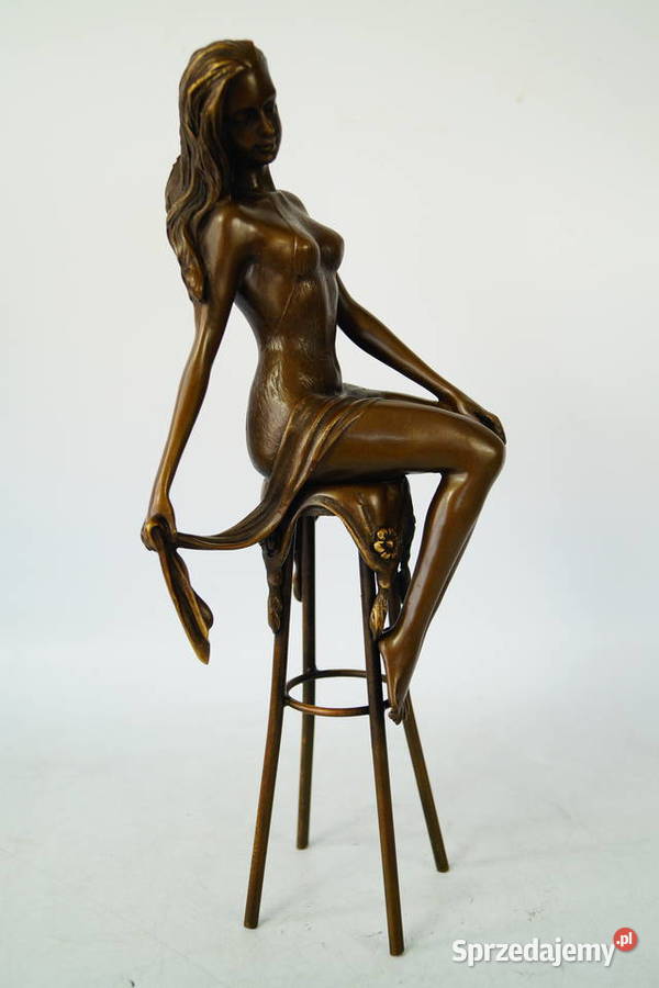 Kobieta siedząca na krześle zmysłowa figura z Gizałki