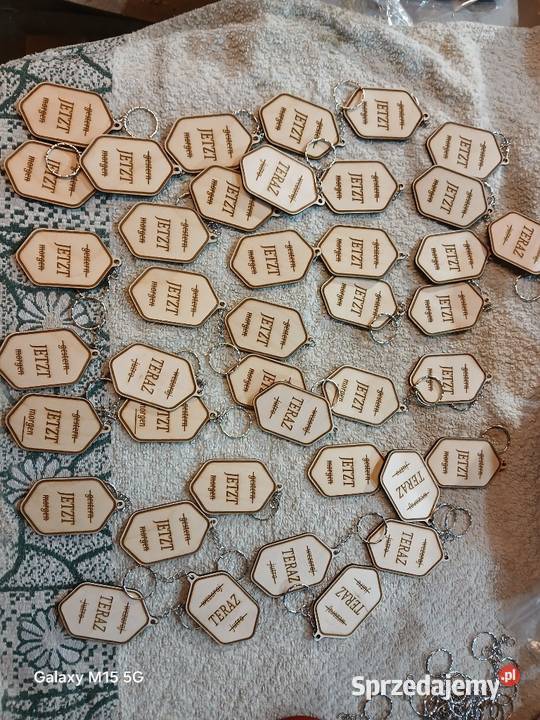 Firmowy brelok drewniany z logo numeracja Skawina