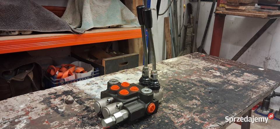 Rozdzielacz dwusekcyjny do ładowacza czołowego