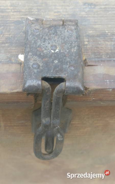 Drewniany kufer zapewne stuletni albo i więcej