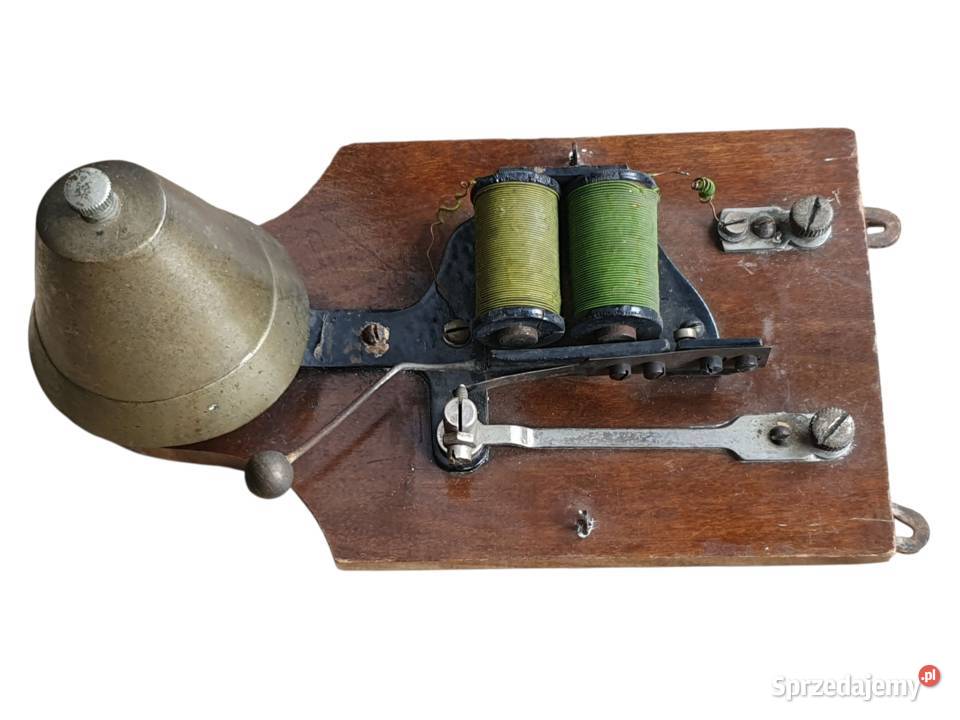 Stary drewniany dzwonek elektryczny do drzwi