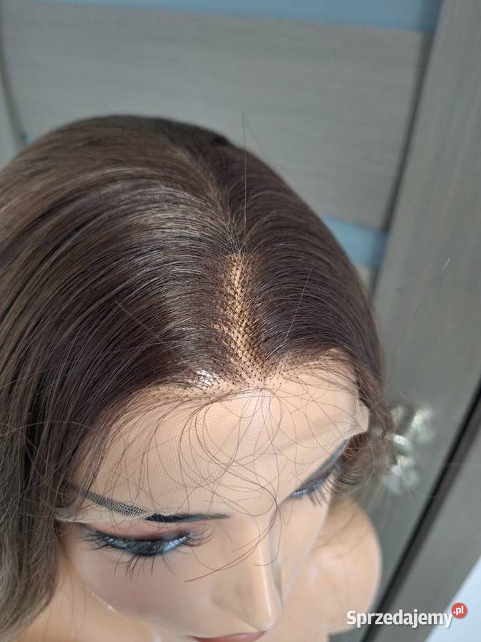 Długa falowana blond koronkowa peruka Malbork