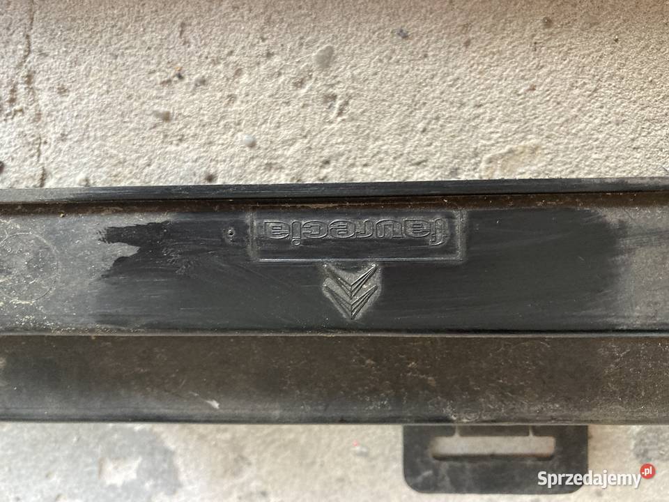 Ramka w grill DS3 2012