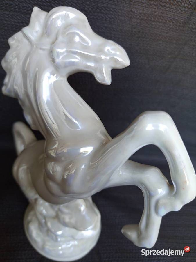 Pięnkną porcelanowa figurkę przedstawiającą Warszawa