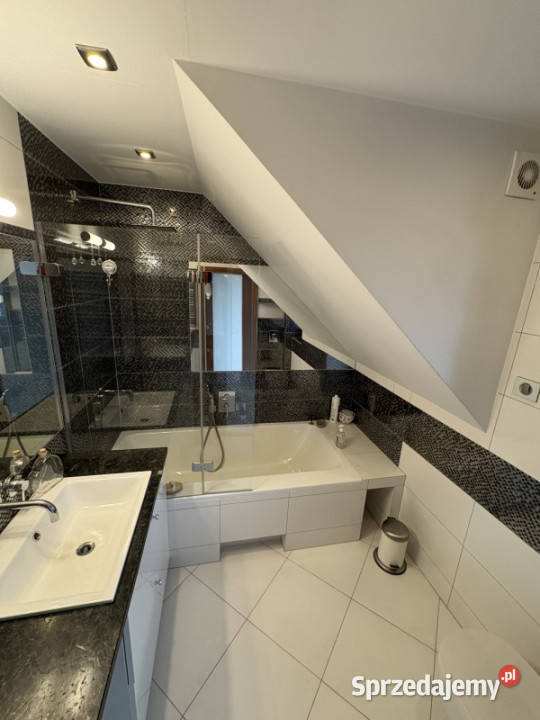 Dwa domy na jednej posesji Komorów