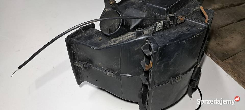 Obudowa nagrzewnicy Audi 80 B2 przedlift Luzino