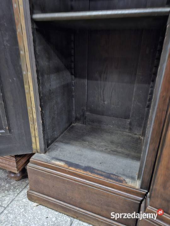 Stary kredens z Francji