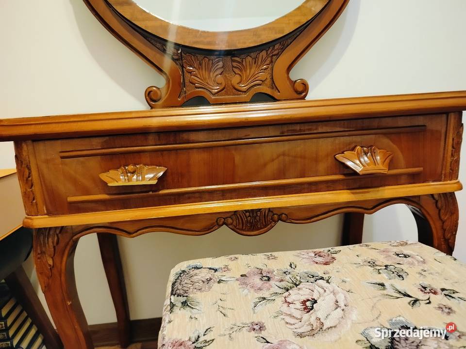 Toaletka Ludwikowska z pięknym pufem Tczew sprzedam