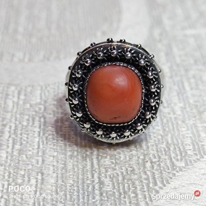 Stara RosjaSrebrny pierścionek z koralem Wrocław
