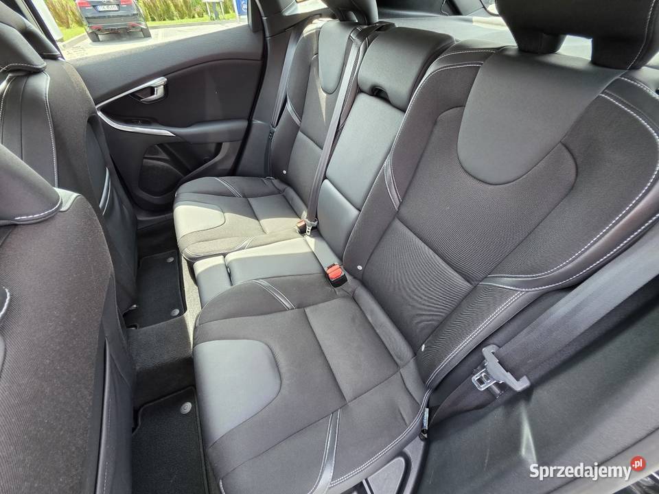 Volvo V40 D2 Momentum 16 diesel 115 2013r czarny Skarżysko-Kamienna