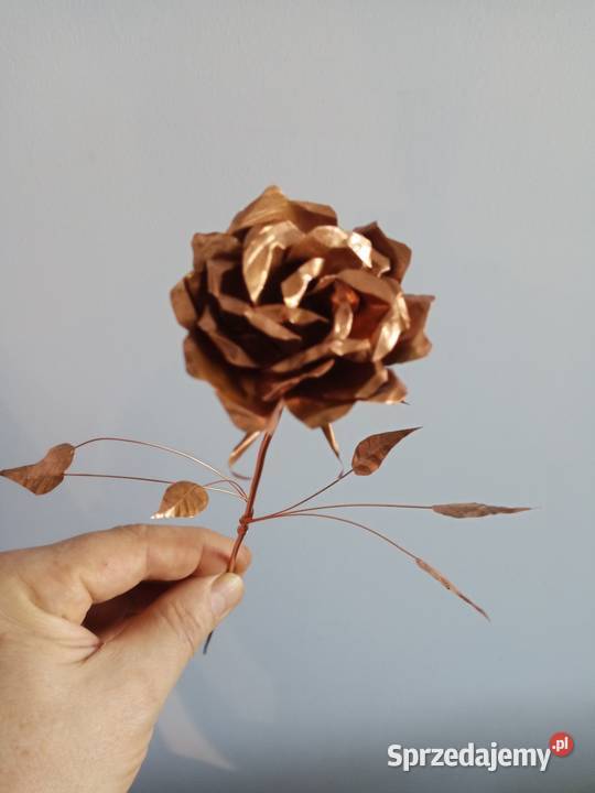 Róże miedziane metaloplasyka