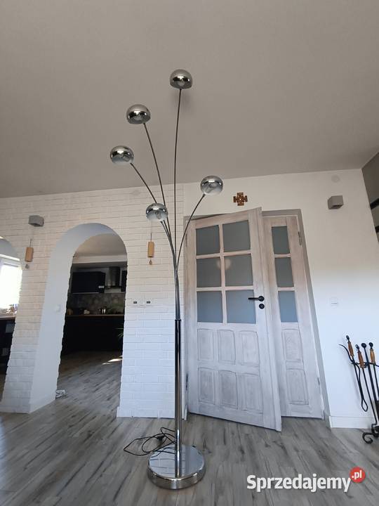 Wysoka stabilna srebrna lampa podłogowa 5 Górki Wielkie