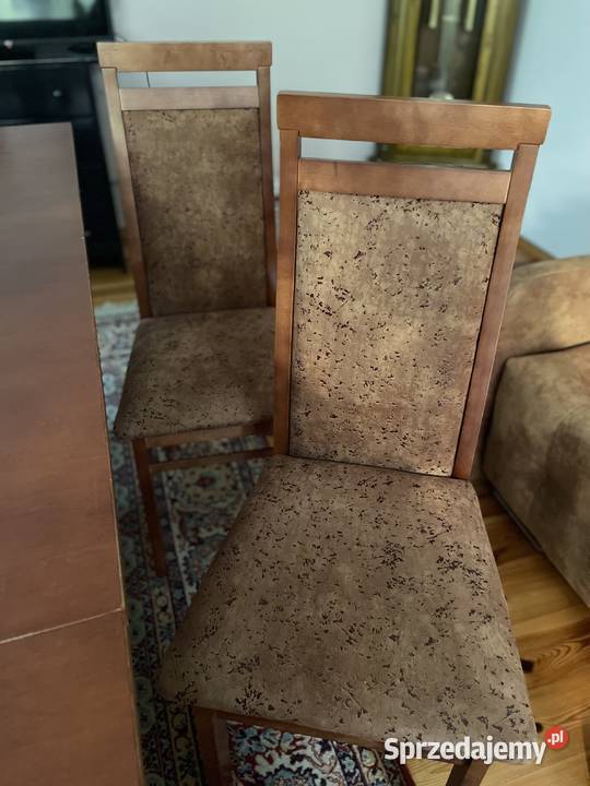 8 drewnianych krzeseł z tapicerowanym siedziskiem i oparciem