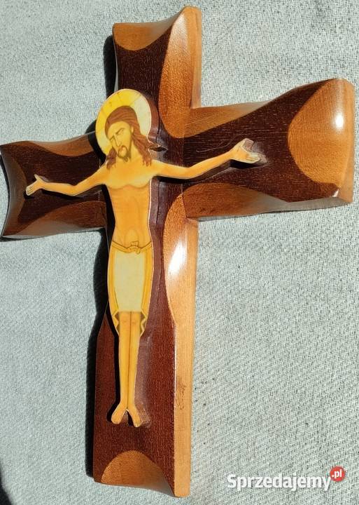 Drewniany krzyż z ręcznie wycinanym wizerunkiem Opacz-Kolonia