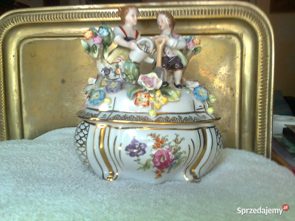 Piękna Porcelanowa szkatuła z figuramiSygnowana Porcelana i szkło wielkopolskie Kalisz