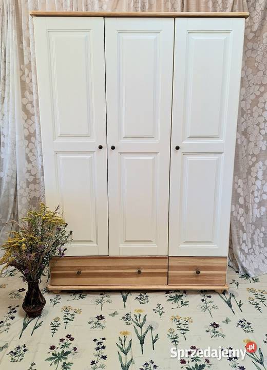 Szafa trzydrzwiowa drewniana śmietankowa