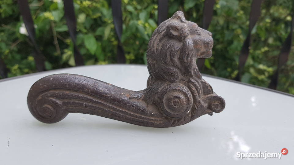 stara żeliwna klamka lew