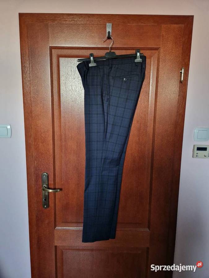 Nowy granatowy garnitur z metką na studniówkę Bibice