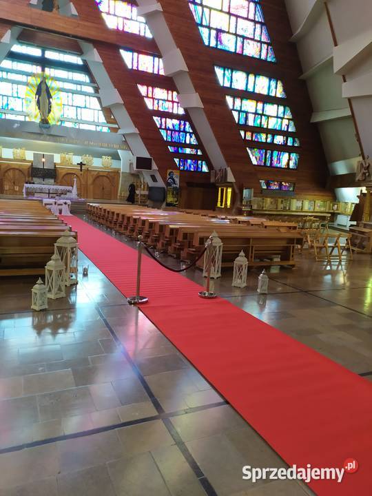 Czerwony biały dywan słupki odgradzające stojaki Wieliczka