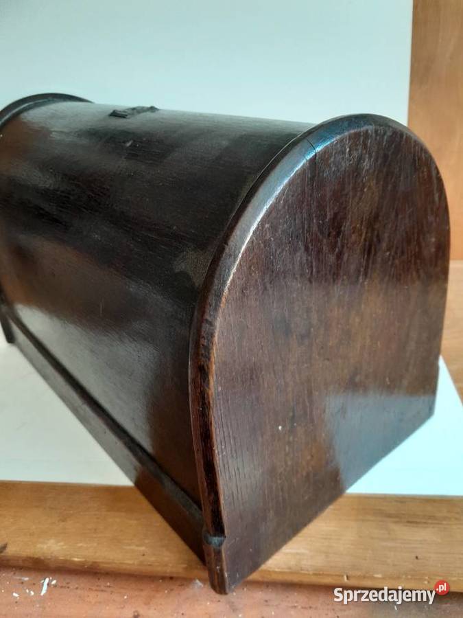 Stara zabytkowa pokrywa maszyny Singer do