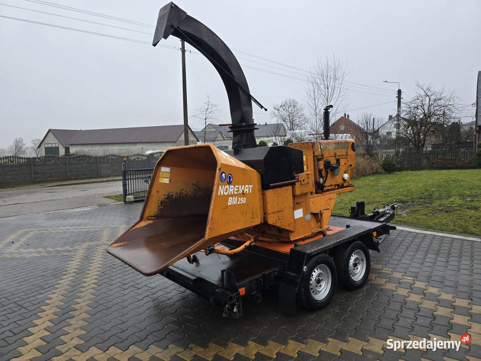 Rębak spalinowy na przyczepie NOREMAT BM250 Baliki