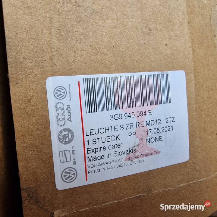 VW PASSAT B8 KOMBI LAMPA PRAWA TYLNA W KLAPĘ Bieleń